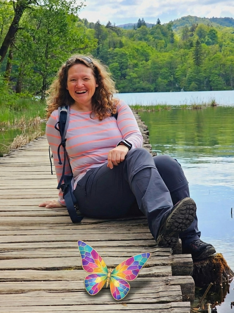 Sonja Weinitschke mit Schmetterling am Steg